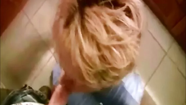 مارس الجنس في كس شابة شقراء مشاهد جنسية من افلام اجنبية مع زب كبير