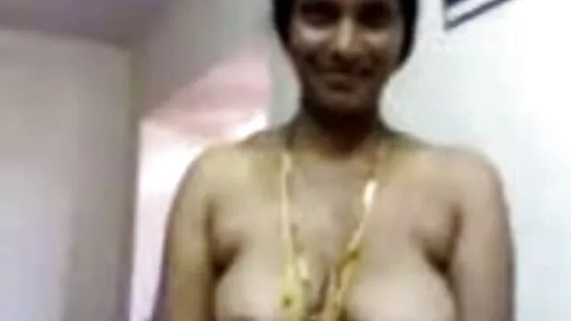 نموذج مع أفلام جنسية اجنبية ضخمة الثدي لنفسه مع شخص