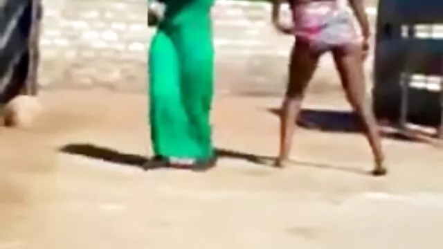 شقراء افلام جنسية اجنبى يعطي لها صديقة عملاق حزام على